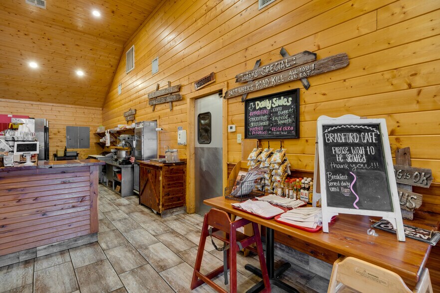 More Photos Of 17589 TX-19 Hwy, Montalba General Retail For Sale