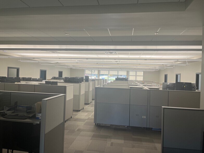 More Photos Of 908 W 35th St, Davenport Office For Sale