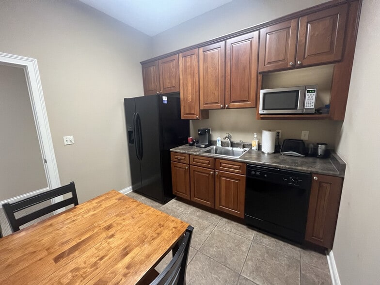 More Photos Of 8241 Cornell Rd, Cincinnati Office For Sale