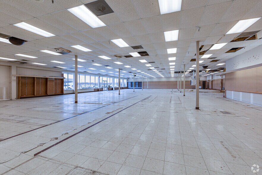 More Photos Of 1605 1st St S, Willmar Storefront For Lease