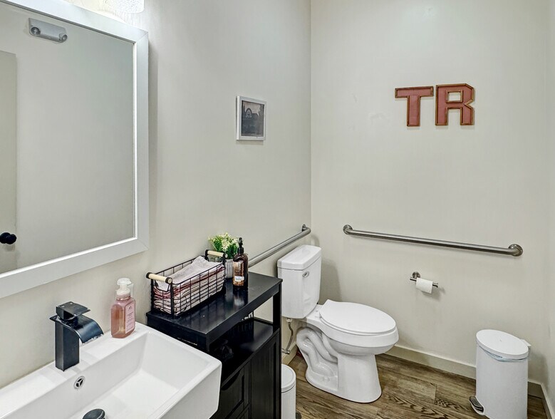 More Photos Of 206 Lafayette St, Washington General Retail For Sale