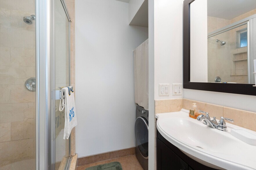 More Photos Of 40 24th pl, Venice Multifamily For Sale