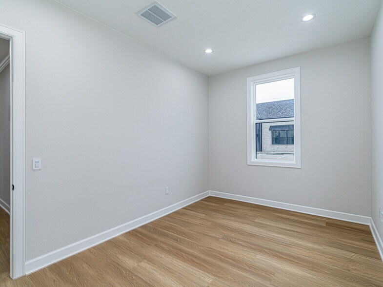 More Photos Of 1325 Main St, Katy Office Residential For Sale