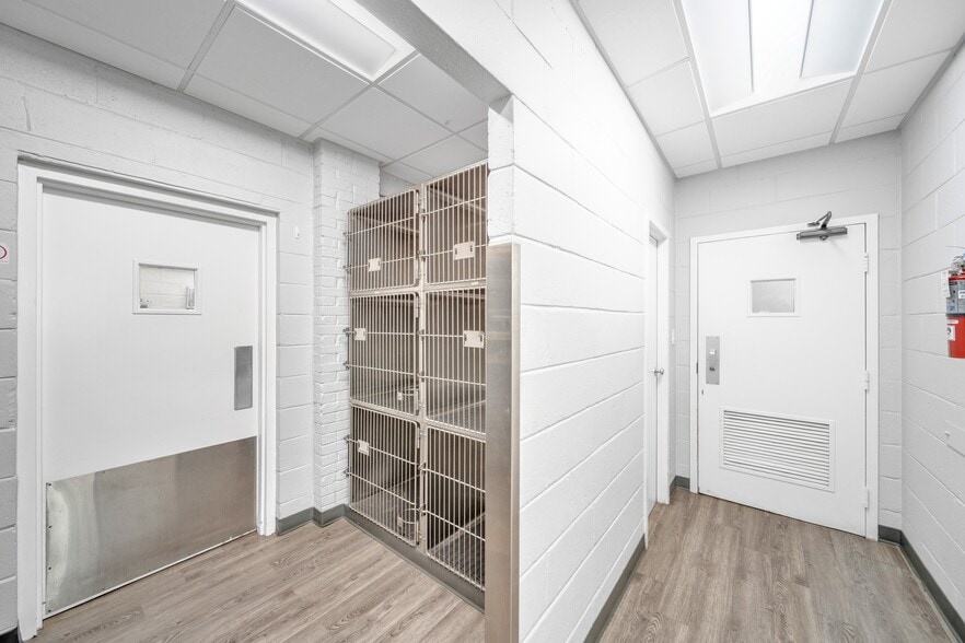More Photos Of 4000 Burke Station Rd, Fairfax Veterinarian Kennel For Lease