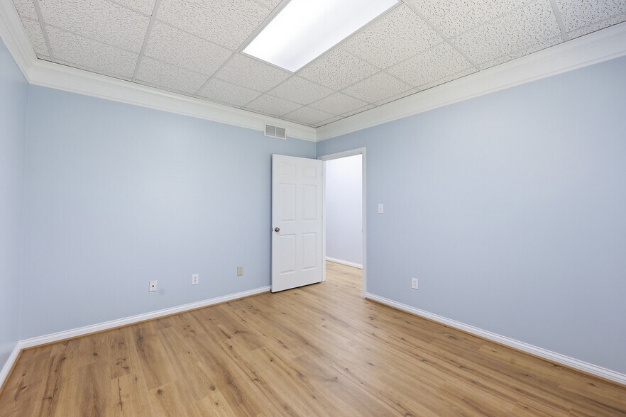More Photos Of 531 Darby Creek Rd, Lexington Office For Lease