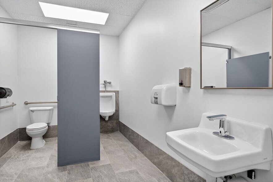 More Photos Of 11350 66th St N, Largo Office Residential For Lease