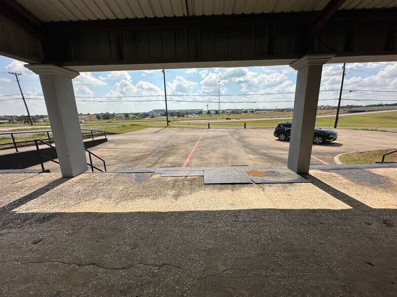 More Photos Of 3111 S Travis St, Sherman Distribution For Lease