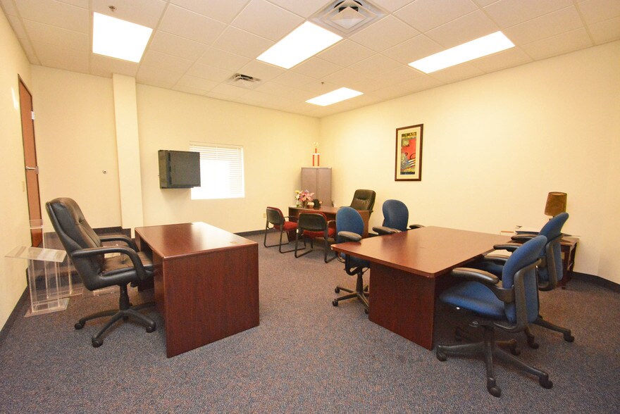 More Photos Of 8955 South Fwy, Houston Schools For Lease