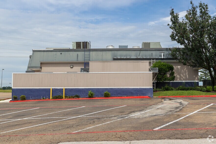 More Photos Of 3515 Mccann Rd, Longview Restaurant For Lease