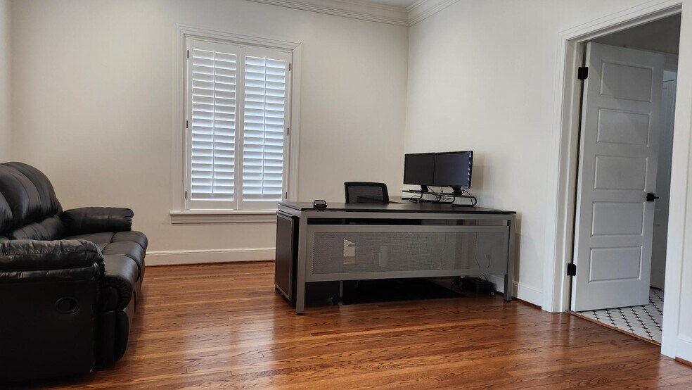More Photos Of 5702 4th St, Katy Office For Lease