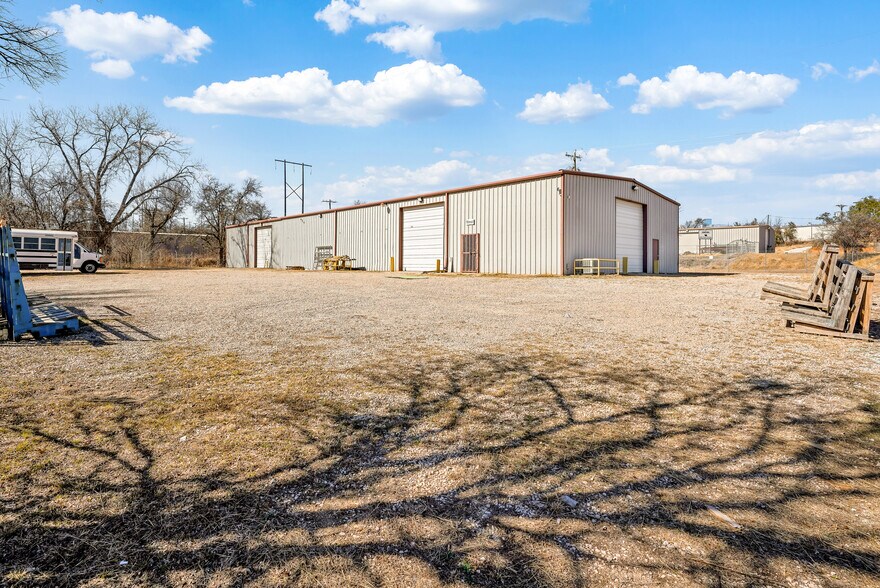 More Photos Of 139 Samuel Dr, Weatherford Warehouse For Sale