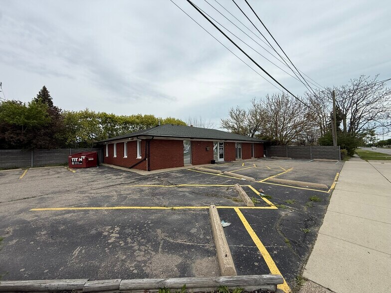 More Photos Of 15301 E 8 Mile Rd, Eastpointe Medical For Lease