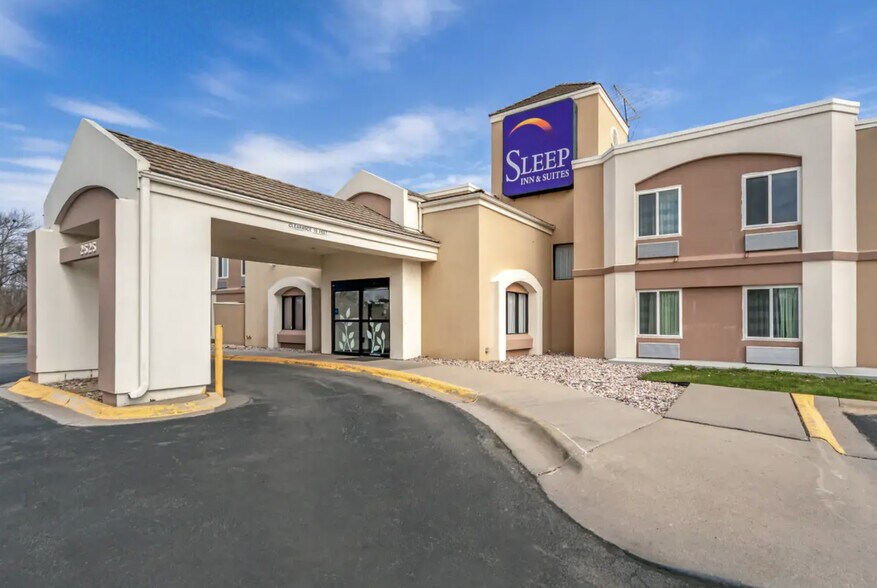 Primary Photo Of 2525 Abbott Dr, Omaha Hotel For Sale