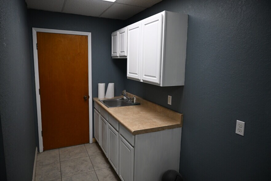 More Photos Of 14401 60th St N, Clearwater Warehouse For Lease