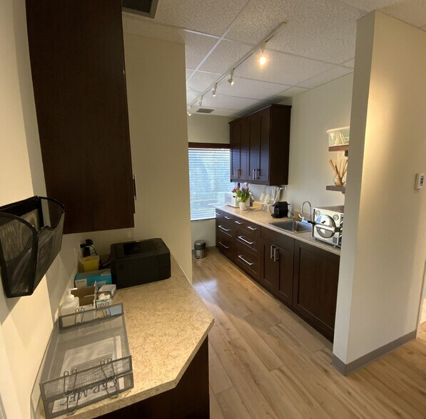 More Photos Of 3930 Shelbourne St, Victoria Office For Lease
