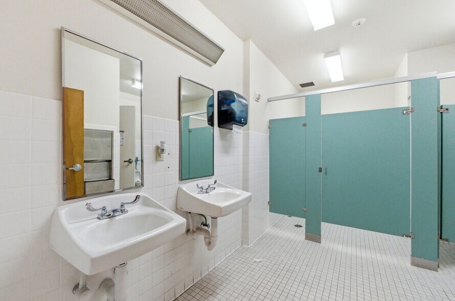 More Photos Of 6537 Foothill Blvd, Oakland Office For Lease