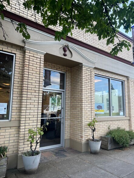 More Photos Of 502 Trade St, Amity Freestanding For Sale