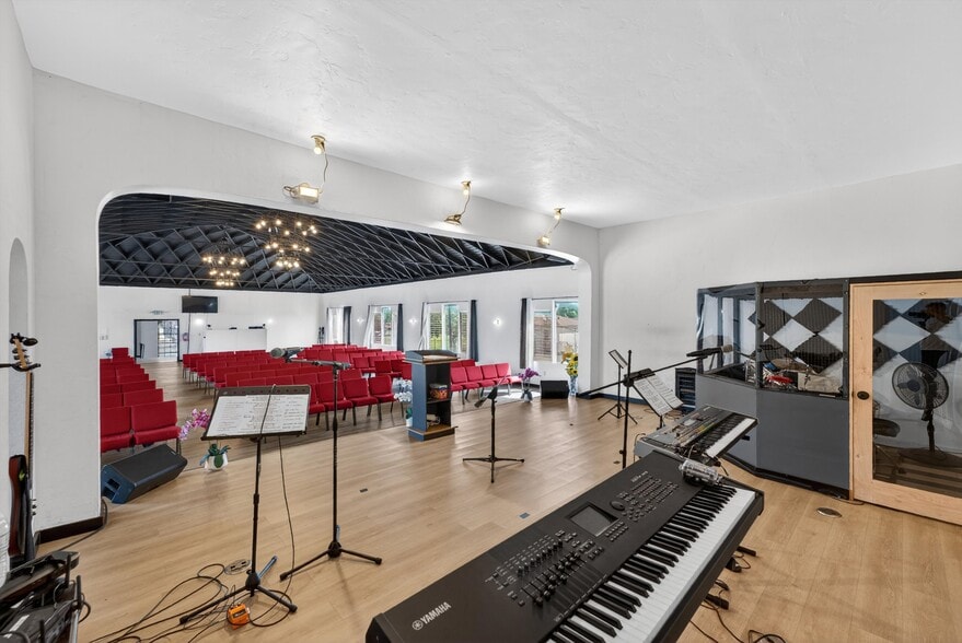 More Photos Of 7101 Menlo Ave, Los Angeles Religious Facility For Sale