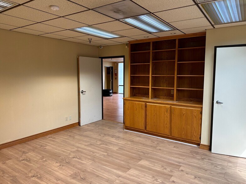 More Photos Of 11930 Goldring Rd, Arcadia Light Distribution For Sale