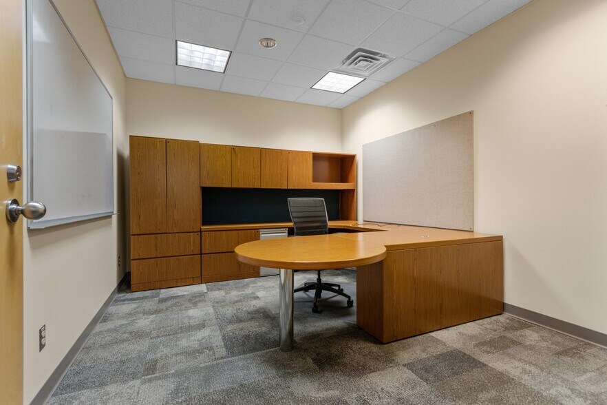 More Photos Of 1088 Springhurst Dr, Green Bay Office For Lease
