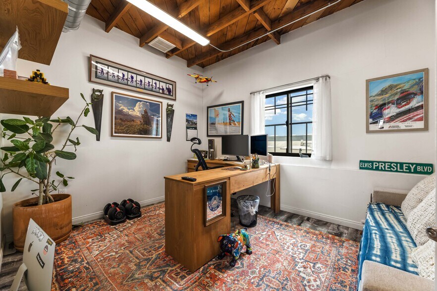 More Photos Of 1448 E 58th Pl, Los Angeles Showroom For Lease