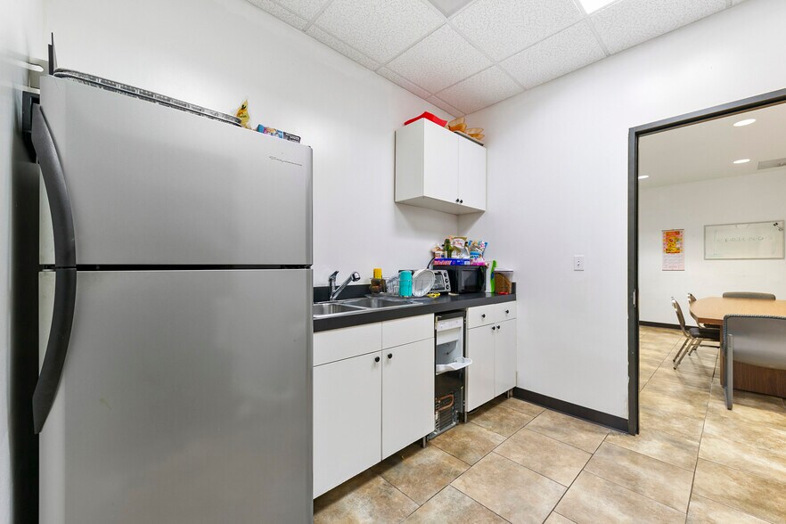 More Photos Of 9809 Rowlett Rd, Houston Showroom For Lease