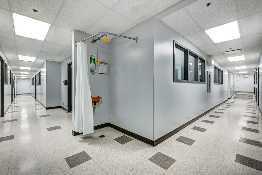 More Photos Of 3885 Boul Industriel, Laval Flex For Lease