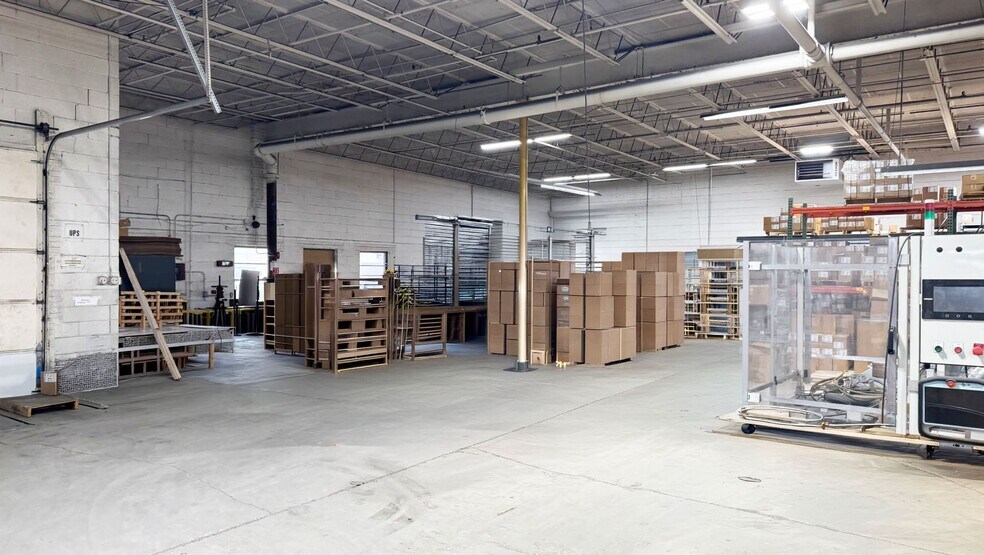 More Photos Of 100 W Laura Dr, Addison Warehouse For Sale