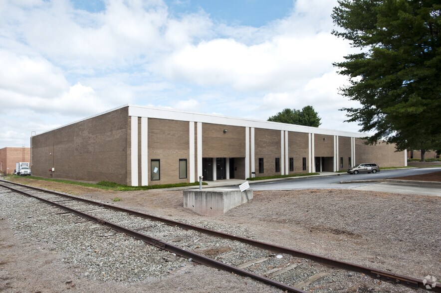 More Photos Of 6796 Jimmy Carter Blvd, Peachtree Corners Warehouse For Lease