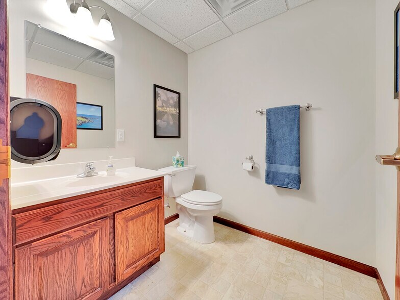 More Photos Of 808 4th St NE, Hampton Office For Sale