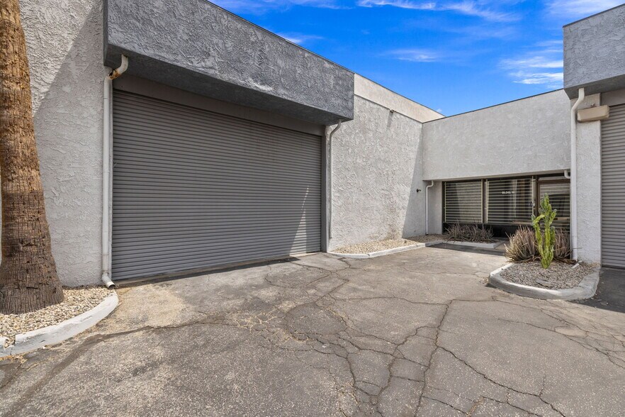 More Photos Of 800 S Vella Rd, Palm Springs Warehouse For Lease