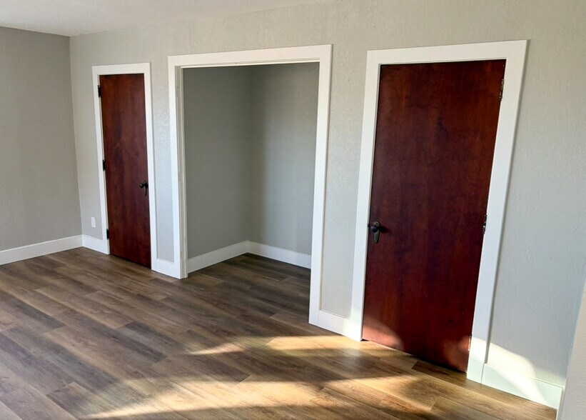 More Photos Of 11 N Walnut St, Iola Apartments For Sale