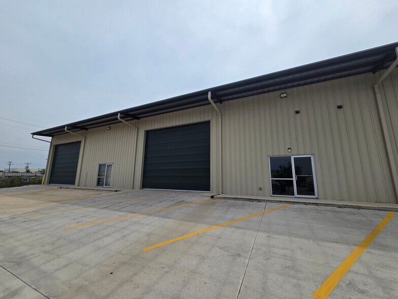 More Photos Of 11100 Osgood Dr, San Antonio Industrial For Lease