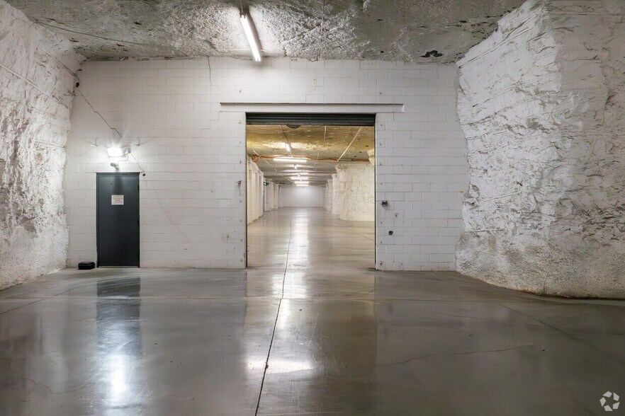 More Photos Of 1600 N State Route 291, Independence Warehouse For Lease