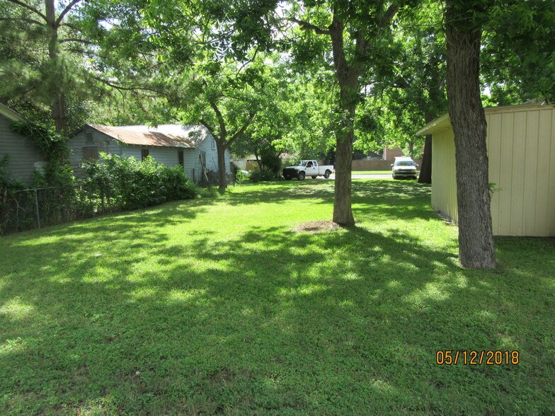 More Photos Of 205 NE Loop 230, Smithville Warehouse For Lease