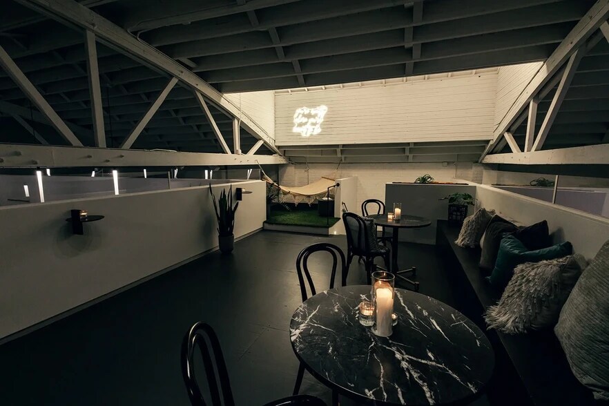 More Photos Of 3146 W Chicago Ave, Chicago Showroom For Sale