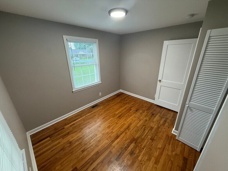 More Photos Of 105 Donald St, Nashville Office For Sale