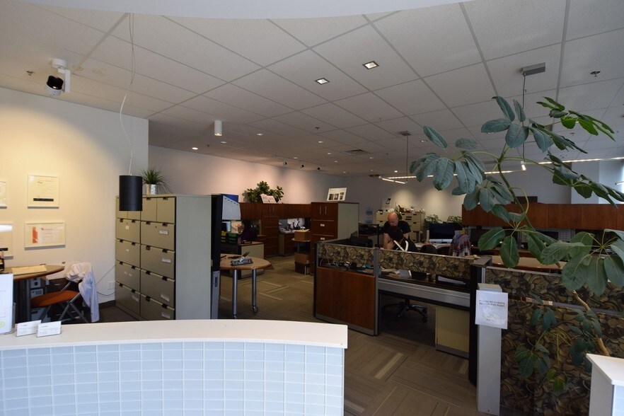 More Photos Of 512 Manitou Rd, Calgary Showroom For Lease