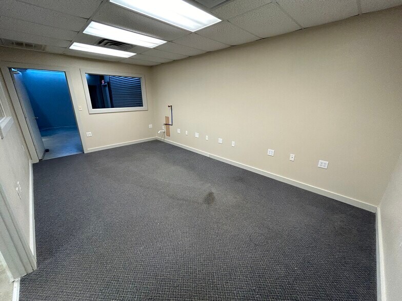 More Photos Of 5424 W Oak St, Palestine Showroom For Lease