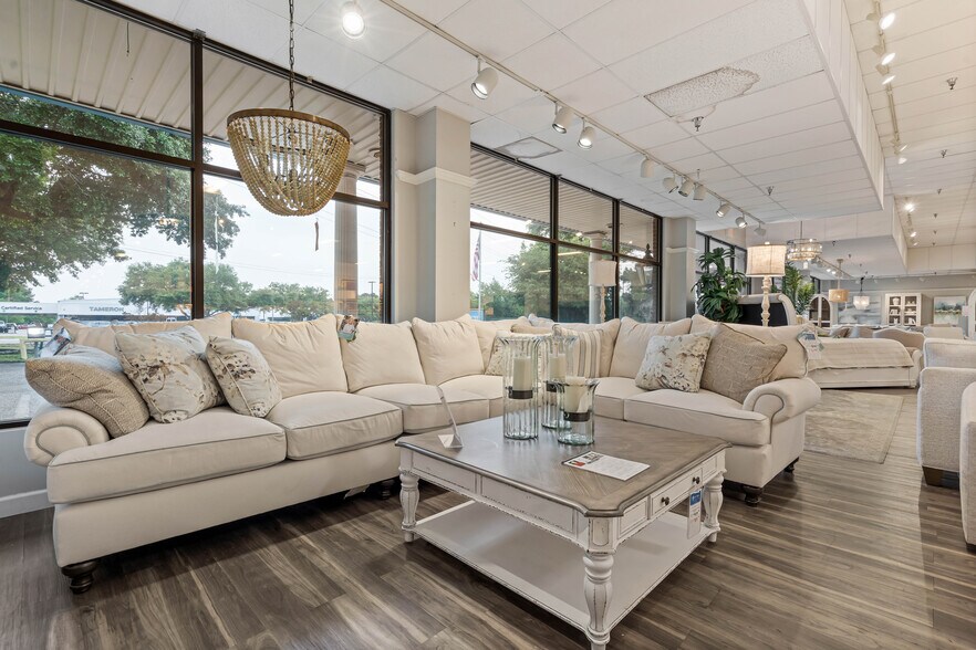 More Photos Of 27220 Us Highway 98, Daphne Showroom For Sale