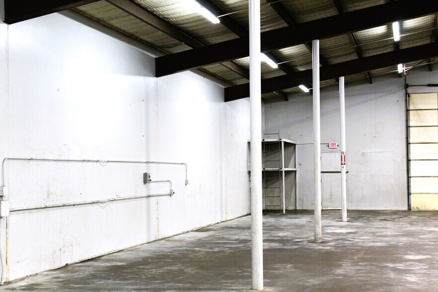 More Photos Of 1810 Barnett Dr, Weatherford Warehouse For Lease