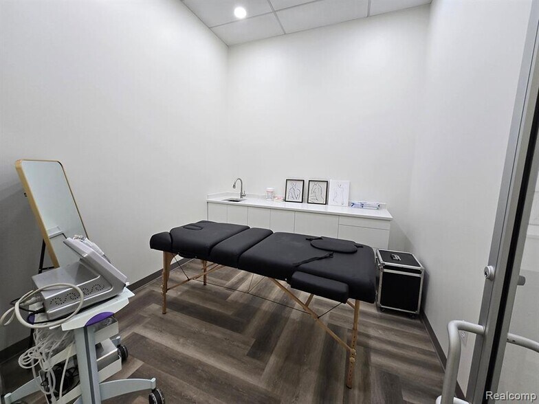 More Photos Of 1077 W 14 Mile Rd, Clawson Freestanding For Lease