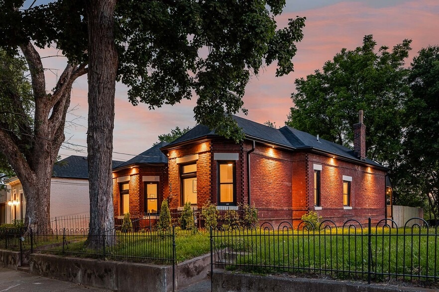 Primary Photo Of 1829 Brownsboro Rd, Louisville Apartments For Sale