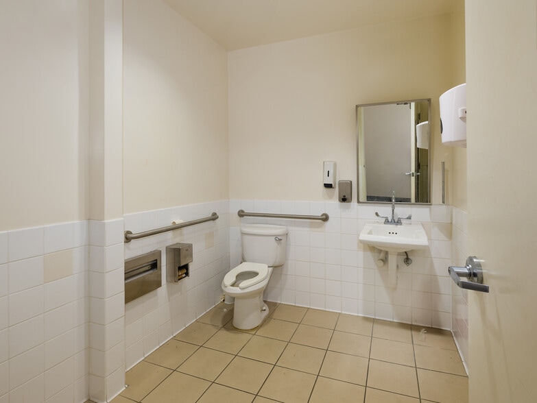 More Photos Of 320-330 E Manchester Blvd, Inglewood Bank For Lease