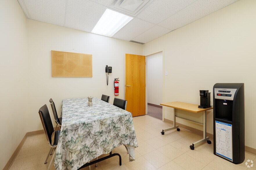 More Photos Of 2369-2395 Rue Rue Guénette, Saint-Laurent Light Distribution For Sale
