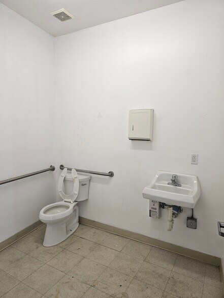 More Photos Of 1116 E 12th St, Los Angeles Warehouse For Sale