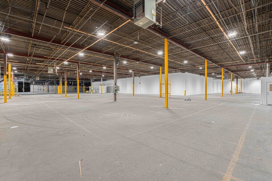 More Photos Of 9145 Rue Boivin, Montréal Light Manufacturing For Sale