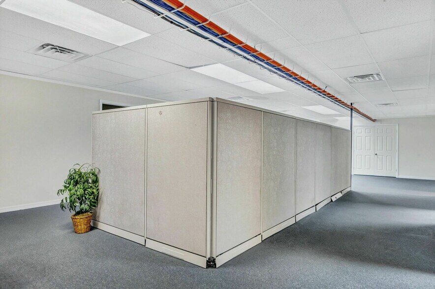 More Photos Of 904 E New Haven Ave, Melbourne Storefront For Lease