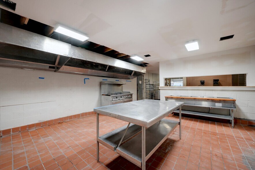 More Photos Of 2200-2204 S WW White Rd, San Antonio Restaurant For Lease