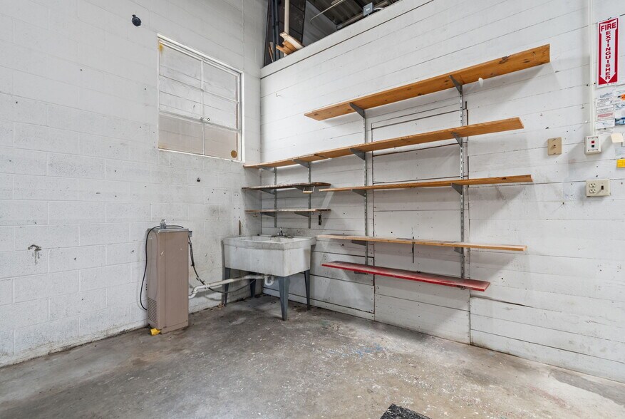 More Photos Of 311 N Waverly Ave, Springfield Warehouse For Lease